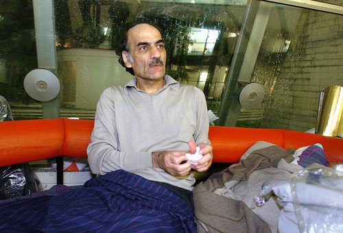 Mehran Karimi Nasseri awakes early in the morning 12 August 2004 in the terminal one of Paris Charles De Gaulle airport. Known as "Sir Alfred Mehran", Mehran Karimi Nasseri is a 59 year-old Iranian refugee who has been living in Roissy for 16 years, and whose life has inspired American film director Steven Spielberg for the character of the protagonist in the movie "The Terminal". AFP PHOTO STEPHANE DE SAKUTIN, Image: 73098016, License: Rights-managed, Restrictions: , Model Release: no, Credit line: Profimedia, AFP