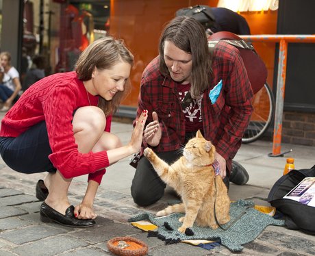 james-bowen-and-bob-the-cat-busking-1405940143-view-0