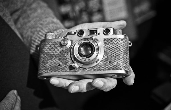 Ara Güler'in yıllarca kullandığı ve binlerce fotoğraf çektiği analog makinesi günümüzde hala çalışır durumda..