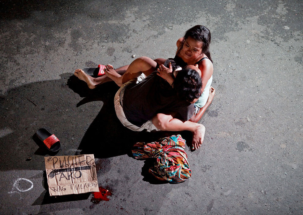 Jennilyn Olayres, 26, weeps over the body of her partner, who was killed on a street in Pasay city, Metro Manila, Philippines July 23, 2016.