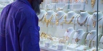 Vitrindeki Mücevherlere Baktığı İçin Alay Konusu Olan Temizlik İşçisine İyilik Dolu Sürpriz