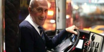 İstanbul’da İşini Aşkla Yapan Bir Otobüs Şoförünün Yüzümüzü Güldüren Hikayesi