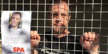 Kendisini Barınak Kafesine 87 Saat Kilitleyen Bir Fransız & İnanılmaz Hikayesi  [Video]