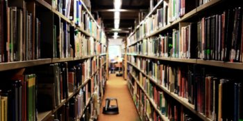 Kütüphanedeki 2361 Kitabın Atılmasını Önleyen Bir Kahraman: Chuck Finley