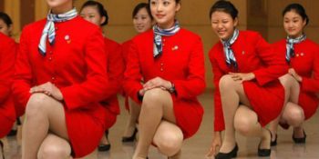 Çin’de Hostes Olabilmek İçin Ahtapot Gibi Oturma Testinden Geçen Kadınlar