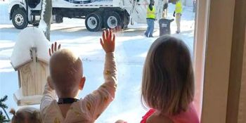 İki Çöp Toplayıcısı ve Her Hafta Onlara El Sallayan Küçük Kızın Kalp Isıtan Hikayesi