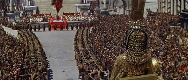 1963 yılında çekilen Cleopatra filmi. Filmde yaklaşık olarak 5000 figüran kullanılmış ve film 500 metrekarelik bir sette çekilmiş.
