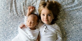 Kardeşinizin Gerçekte Sizin Çocuğunuz Gibi Olduğunu Gösteren 18 Kanıt