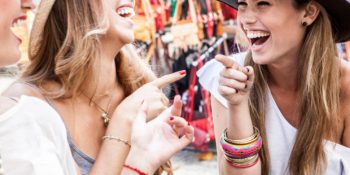 En Yakın Kız Arkadaşınızla Bir Sevgiliden Farksız Olduğunuzun 13 Çok Acayip Kanıtı