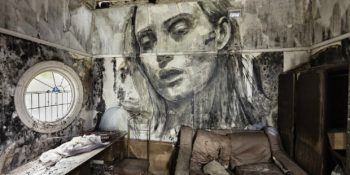 Terk Edilmiş Evlerin İzbe Odalarına Kadın Resimleri Yapan Sokak Sanatçısı Rona