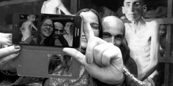 Soykırım Anıtı Önünde Verilen Neşeli Pozları Tarihi Gerçeklerle Buluşturan Çarpıcı Proje: Yolocaust