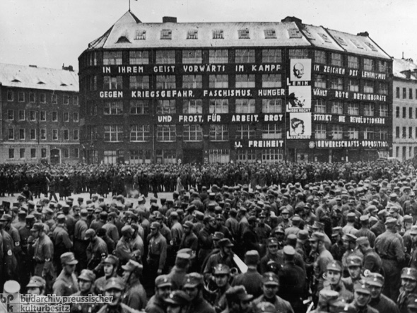 Aufmarsch von SA und SS vor dem Karl-Liebknecht-Haus, der Parteizentrale der KPD, auf dem Berliner Blowplatz.