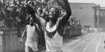Adolf Hitler’e Stadyumu Terk Ettiren Siyahi Atlet Jesse Owens