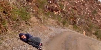 Korku Dolu Köpeğe Farklı Bir Yolla Yaklaşarak Hayatını Kurtaran Güzel Yürekli Kadın