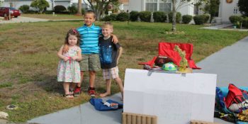 İhtiyacı Olan Çocuklara Dağıtmak İçin Oyuncak Standının Başından Ayrılmayan Kocaman Kalpli Blake
