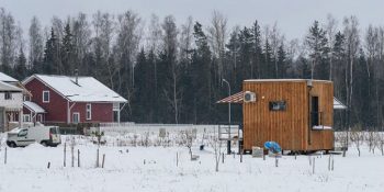 Yüksek Kira Ödemekten Sıkılıp Kendilerine Kutu Gibi Bir Ev Yapan Belaruslu Aile