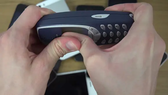 nokia-3310-bend-intro