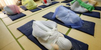Japonya’da Yetişkin İnsanların Kundaklandığı Bir Garip Terapi: Otonamaki