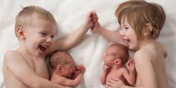 Juliet ve Nikki Çiftinin Kalplerimizi Sıcacık Yapan Sevimli İkiz Bebekleri