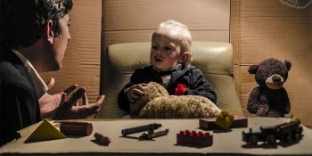 Kartonlarla Film Sahnelerini Yeniden Canlandıran Aileden 12 Sevimli Fotoğraf