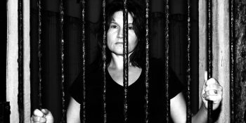 Bir Kadının Depresyon, Bağımlılık ve İntihar Sürecini Fotoğraflarla Gösteren Farkındalık Projesi