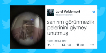 Kapının Önünde Anlamsızca Çıplak Gezen Adama Sosyal Medya’dan Gelen 16 Komik Tepki