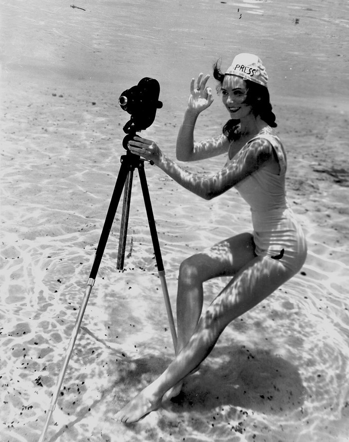 underwater-pinups-photography-1938-bruce-mozert-4-58930ecee593c-jpeg__700