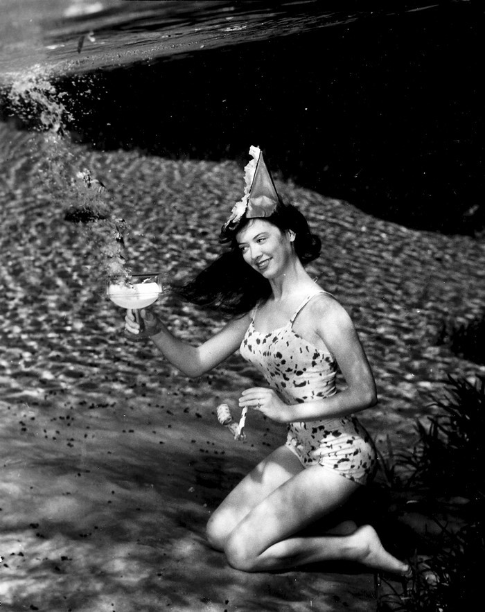 underwater-pinups-photography-1938-bruce-mozert-9-58930edec3ab1-jpeg__700