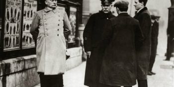 Almanya’ya Heykelini Diktiren Dahi Bir Dolandırıcı: Yüzbaşı Köpenick