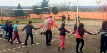 Yürümekte Zorlanan Öğrencisini Sırtında Taşıyarak Gönüllerde Taht Kuran Yahya Öğretmen