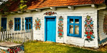 Polonya’nın İçinizi Huzurla Dolduracak Çiçek Motifleriyle Süslenmiş Köyü: Zalipie