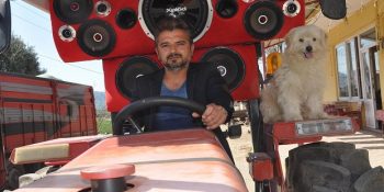 Traktörüne Ses Sistemi Taktırarak Köyünü Coşturan Aydınlı Çılgın Çiftçi