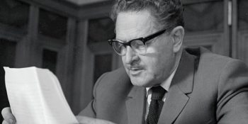 Dost Kaleminden Nâzım Hikmet’in Hayatı: Bu Dünyadan Nâzım Geçti