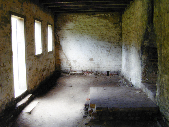 old-vacant-room-1539752
