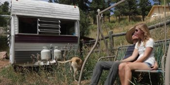 Tinder Sayesinde Tanıştıktan Sonra Kendilerini Doğal Yaşama Bırakan Çift