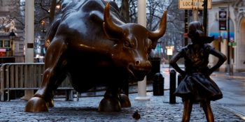 Boğa Heykeli’nin Karşısına Çıktıktan Sonra Tepkilere Göğüs Geren Heykel “Korkusuz Kız”