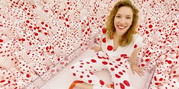 Ünlü Tablolardaki Desenlerden Kıyafetler Dikerek Önlerinde Poz Veren Çılgın Tasarımcı