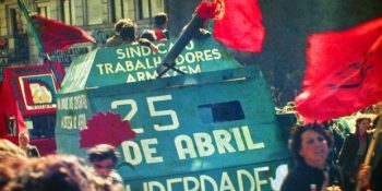 Tek Kurşun Atılmadan Faşizmi Yıkmayı Başaran Ayaklanma: Karanfil Devrimi