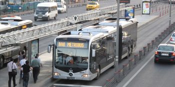 İstanbul’un Orta Yerinde Metrobüs Durağında Yaşanan Korkunç Tecavüz Girişimi