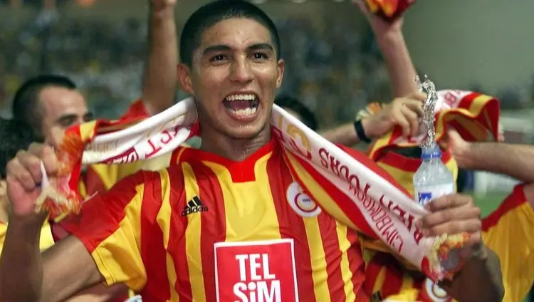 MONACO, MONACO:  Galatasaray's Mario Jardel, who scored twice for his team, celebates after his team won 2-1 the SuperCup final against Real Madrid in Monaco 25 August 2000. //  le joueur de Galatasaray Mario Jardel, auteur des deux buts de son Tquipe, laisse Tclater sa joie, le 25 aovt 2000 au stade Louis II a Monaco, aprFs la victoire de Galatasaray contre le Real Madrid lors de la finale de la SuperCoupe qui oppose le club champion d'Europe au vainqueur de la Coupe de l'UEFA. Galatasaray bat Real Madrid 2 a 1. (Photo credit should read VANINA LUCCHESI/AFP/Getty Images)