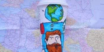 Karton Bardak Çizimleriyle Hem Dünyayı Gezen Hem Sokak Hayvanlarını Doyuran Genç