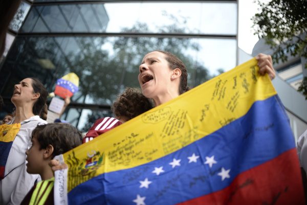 Venezuelan citizens protest in the vicinity of the Venezuelan embassy in Guatemala asking for a recall referendum against President Nicolas Maduro, in Guatemala City on September 1,2016. / AFP PHOTO / JOHAN ORDONEZJOHAN ORDONEZ/AFP/Getty Images ** OUTS - ELSENT, FPG, CM - OUTS * NM, PH, VA if sourced by CT, LA or MoD **