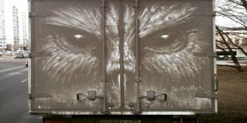 Kirli Arabaların Üzerinde Yaptığı Çizimlerle Sanatın Tozunu Attıran Ressam