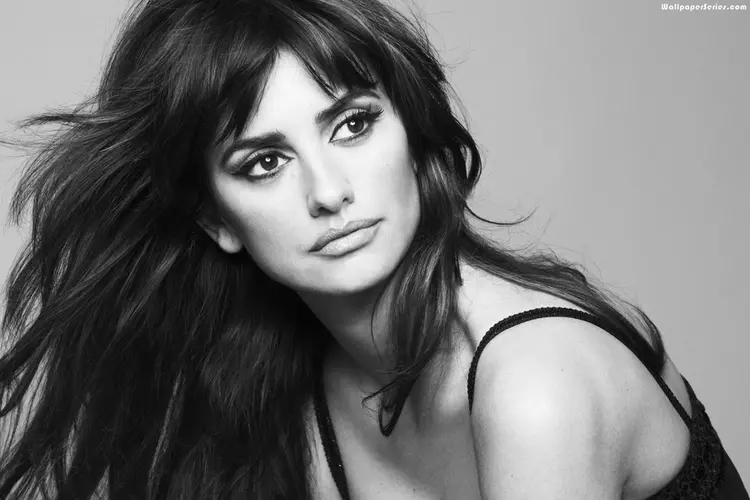 Penelope-Cruz-Black-and-White-Photoshoot-Wallpaper