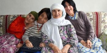 Engelli Kızlarının Bakımını Yaşlı Omuzlarında Tek Başına Taşıyan Feriştah Anne