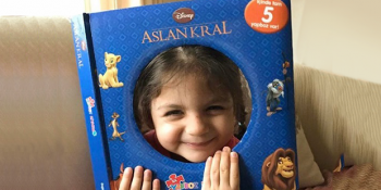 3 Yaşında Kitap Aşığı Bir Miniğin Kütüphanesinden 9 Çok Sevilen Kitap