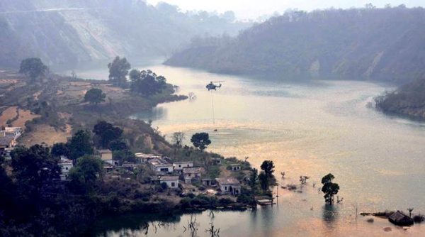 sirnagar-Indian Air Force Mi 17 Started the Rescue of Fire Control in the Forest of Garhwal Range the are using the Koteshwar Dam of Srinagar for the water Air Force is Controling the Fire in Khurshu Block of Pauri,photo,virender.singh negi