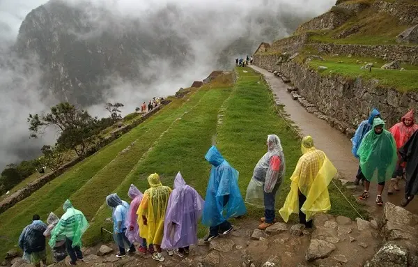 1crowd-with-rain-capes-machu-picchu