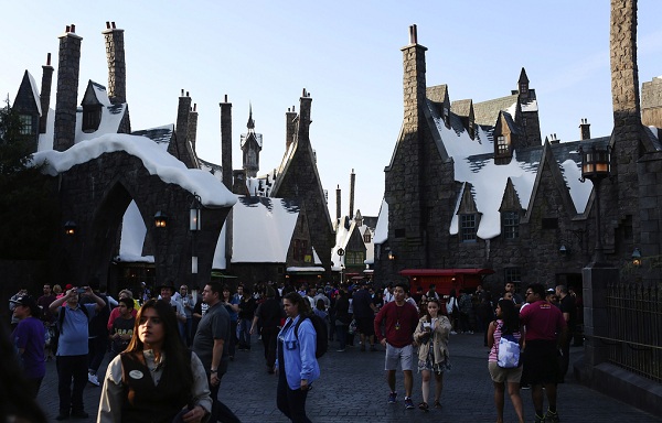 People walk through the village at Universal Studios Hollywood's new Wizarding World of Harry Potter. (Katie Falkenberg/Los Angeles Times/TNS) 1181490