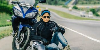 Herkes Karşı Çıksa da Aldırmayıp Hindistan’ı Baştan Sona Motosikletle Gezen Cesur Kadın